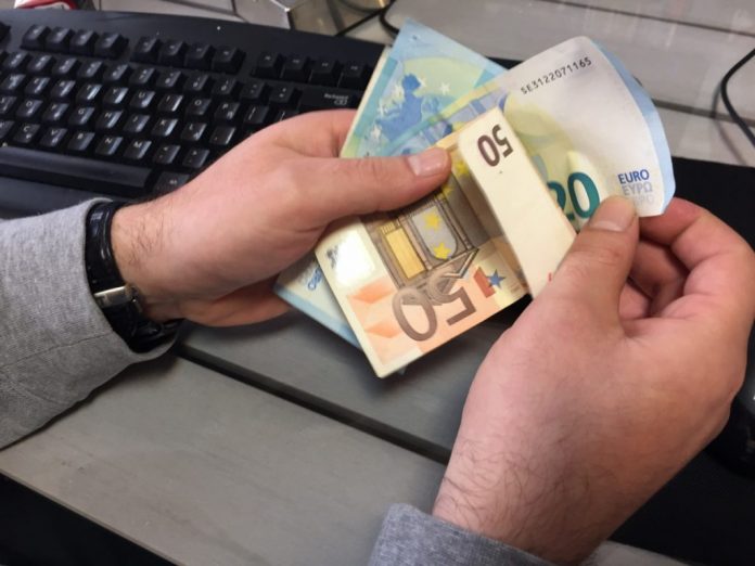 Επίδομα 800 ευρώ: Οι νέες κατηγορίες που εντάχθηκαν – Τι ισχύει με τις αιτήσεις