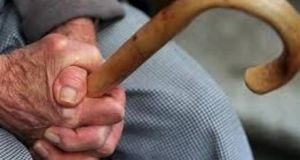 Ναύπακτος: Οικιακή βοηθός αφαίρεσε χρήματα και κοσμήματα από σπίτι ηλικιωμένου