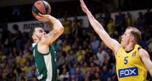 Euroleague Basketball: Πράματα και θάματα από τον Μάικ Τζέιμς στο…