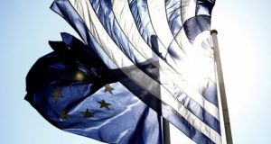 FT: «Η ελληνική οικονομία επανέρχεται στην ζωή αλλά…»