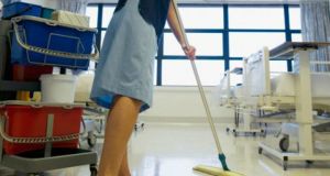 Αναλαμβάνουν υπηρεσία οι καθαρίστριες στο Νοσοκομείο Αγρινίου