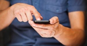 Kορωνοϊός: «Καθαρίστε σχολαστικά τα κινητά», προειδοποιεί ο Τσιόδρας
