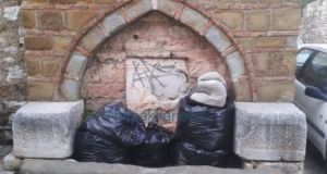 Ναύπακτος: Ασυνείδητοι έχουν μετατρέψει την κρήνη του Μποτσαρέϊκου σε σκουπιδότοπο