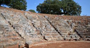 Εντάχθηκε η αποκατάσταση των Αρχαίων Θεάτρων Πλευρώνας και Οινιαδών