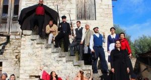 Αγρίνιο: Παράταση για την παράσταση «Δράκουλες» στο Μικρό Θέατρο
