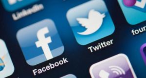 Περισσότερη διαφάνεια από Facebook και Twitter στις διαφημίσεις