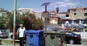 Τοποθετήθηκαν κάδοι με λειτουργία μέσω φωτοβολταϊκού πάνελ στο Αγρίνιο! (Φωτό)