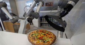 Παρουσιάστηκε το πρώτο ρομπότ που φτιάχνει μόνο του φρέσκες πίτσες…