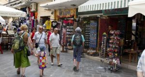 Έρευνα Eurostat: Ένας στους δύο Έλληνες δεν έχει χρήματα για…