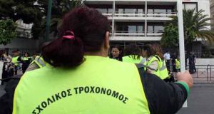 Αγρίνιο: Οι σχολικοί τροχονόμοι συμμετέχουν στην απεργία του Εργατικού Κέντρου
