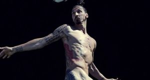 Κορυφαίος ποδοσφαιριστής προκαλεί: Η γυμνή φωτογράφιση και το τατουάζ στα…