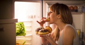 Το φαγητό αργά το βράδυ ίσως αυξάνει τον κίνδυνο καρκίνου