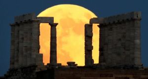 Στιγμές αληθινής μαγείας από το «ματωμένο φεγγάρι» στην Ελλάδα και…