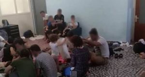«Στοιβαγμένοι» στην Αστυνομική Διεύθυνση Αιτωλίας οι μετανάστες που εντοπίστηκαν στον…