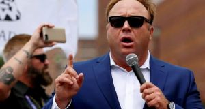 Η Apple κατέβασε τα podcasts του Alex Jones – Τον…