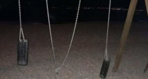 Ναύπακτος: Έβγαλαν τις αλυσίδες από τις κούνιες και τις έδεσαν…