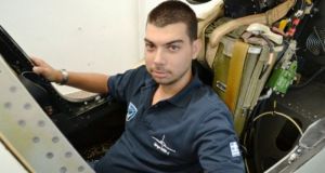 Ένας Έλληνας κατασκευάζει στο σπίτι του πιλοτήριο μαχητικού αεροσκάφους