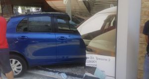 Αγρίνιο: Αυτοκίνητο «καρφώθηκε» μέσα σε γραφείο – Άγιο είχαν επιβάτες…