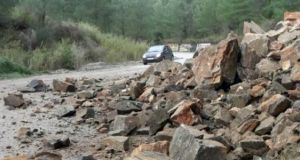 Βράχος αποκολλήθηκε στο Κατάφουρκο Αμφιλοχίας, στην Ε.Ο. Αντιρρίου-Ιωαννίνων