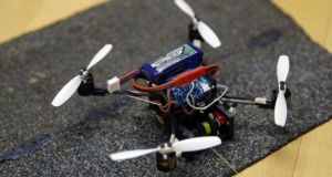 Μικρό ιπτάμενο ρομπότ ανοίγει χερούλια πόρτας για να περάσει