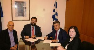 Υπογραφή σύμβασης για επίστρωση συνθετικού χλοοτάπητα στο γήπεδο Βόνιτσας