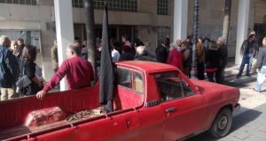 Διαμαρτυρία από τους κατοίκους του Ζευγαρακίου έξω από το Δημαρχείο…