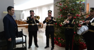 Τα κάλαντα των Χριστουγέννων έψαλλαν στον Δήμαρχο Αγρινίου Γιώργο Παπαναστασίου…
