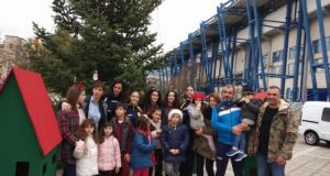 Αγρίνιο: Στόλισαν το χριστουγεννιάτικο δέντρο έξω από το γήπεδο