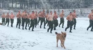 Οι φωτογραφίες με τους ημίγυμνους στρατιώτες στα χιόνια, γονάτισαν το…