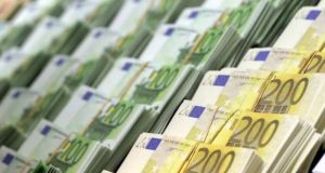 2.000 – 4.000 ευρώ στους λογαριασμούς πληττόμενων επιχειρήσεων