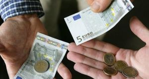 Στο 24% των Ελλήνων έχουν τελειώσει τα χρήματα λόγω περιοριστικών…