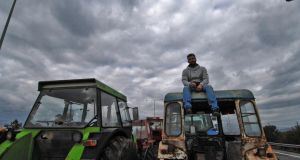 Αιτ/νία-Μπλόκο Κεφαλόβρυσου: Κλείνουν τoν δρόμο, το απόγευμα (18:00), οι αγρότες