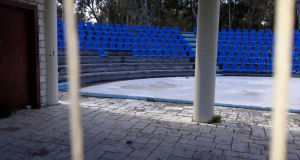Κοινωνία Μπροστά: “Πέταξαν”… τα μπλε καθίσματα στο θεατράκι του Λιμανιού.