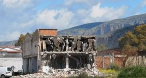 Γκρεμίζεται το παλιό κτίριο του Άστιγγα στο Αιτωλικό