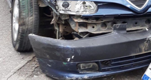 Αγρίνιο: Σφοδρή σύγκρουση δύο Ι.Χ.Ε. αυτοκινήτων, στην οδό Σκαλτσοδήμου (Φωτό)