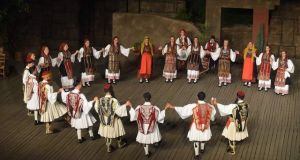 Αιτωλοακαρνάνες με πανέμορφες ενδυμασίες χόρεψαν στην Αθήνα (Φωτό)