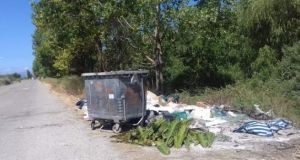Μπάζα και σκουπίδια δίπλα από κάδο απορριμμάτων κοντά στον Μύτικα