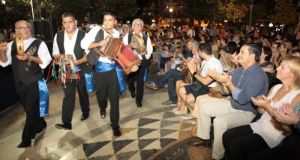 Αγρίνιο: Παρέλαση 350 χορευτών κατά μήκος της οδού Παπαστράτου