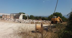Κατεδαφίστηκε το κτίριο των αποθηκών της Ένωσης στον Πλάτανο Καλυβίων