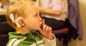 Η ήπια έως μέτρια απώλεια ακοής στα παιδιά οδηγεί σε…