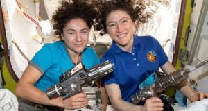 Ο πρώτος αποκλειστικά γυναικείος διαστημικός περίπατος από δύο αστροναύτες της…
