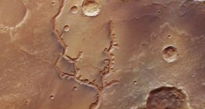 Νέες φωτογραφίες από κοιλάδες του Άρη όπου κάποτε κυλούσαν ποτάμια