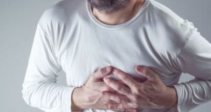 Πόνος στο στήθος: Τι μπορεί να φανερώνει, πότε είναι επικίνδυνος
