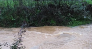Ξηρόμερο: Κατεβάζει πολύ νερό ο χείμαρρος Γερομπόρος στη Μπαμπίνη (Βίντεο)