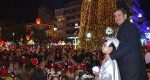 Αγρίνιο: Λαμπρή εκδήλωση η φωταγώγηση του Χριστουγεννιάτικου Δέντρου (Βίντεο –…