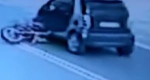 Βίντεο – σοκ από το θανατηφόρο τροχαίο: Μοτοσικλετιστής καρφώθηκε κάτω…
