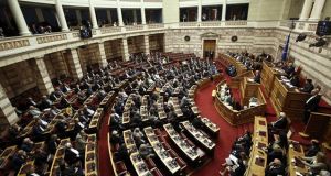 Υπερψηφίστηκε το νομοσχέδιο για τις πορείες με απόντες Παπανδρέου και…