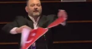 «Καμπάνα» στον Γιάννη Λαγό για το σκίσιμο της τουρκικής σημαίας