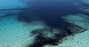 Η «γαλάζια λίμνη» της Αγγλίας έγινε μαύρη λόγω κορωνοϊού