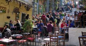 Κορωνοϊός: Κλείνουν καφετέριες, χώροι διασκέδασης και εμπορικά κέντρα